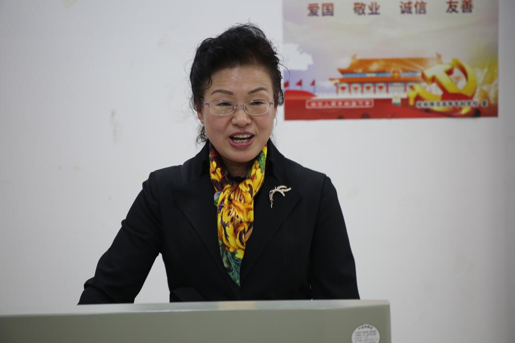 李燕青副主席在讲座进行中
