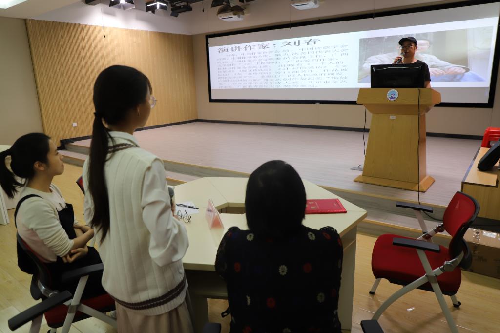 图为诗人刘春在讲座中,学生提问