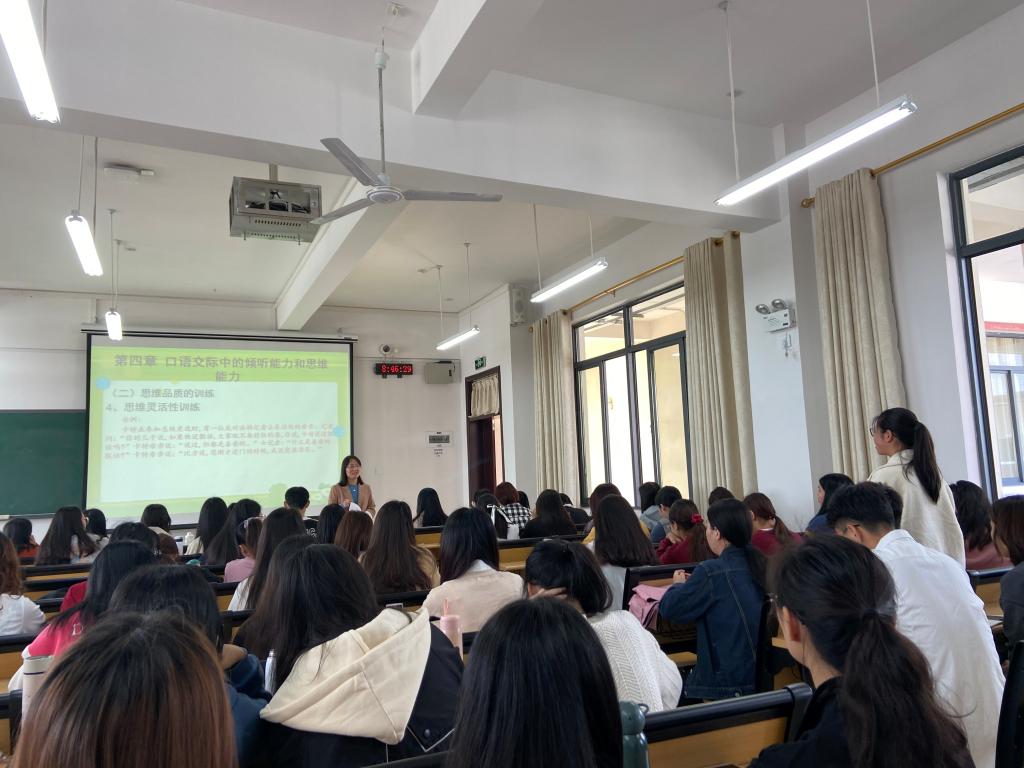 4月29日教学督导组听取了刘肖老师在16-503室给19级语教1、2班讲授的“教师口语”课程