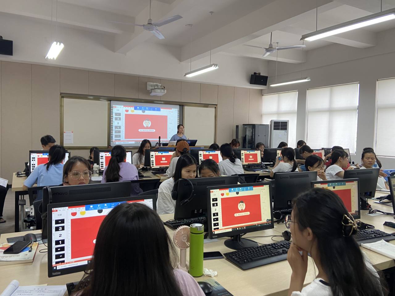 6月15日教学督导组听取了刘肖老师在4-201室给19语教3班讲授的“现代教育技术”课程