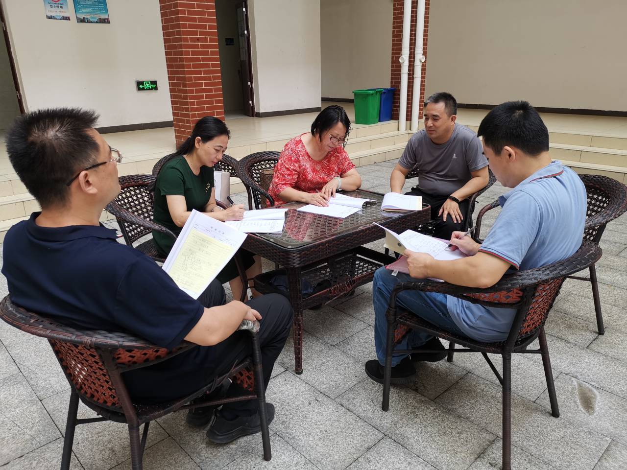 6月15日教学督导组在2栋一楼大厅开展评课交流会