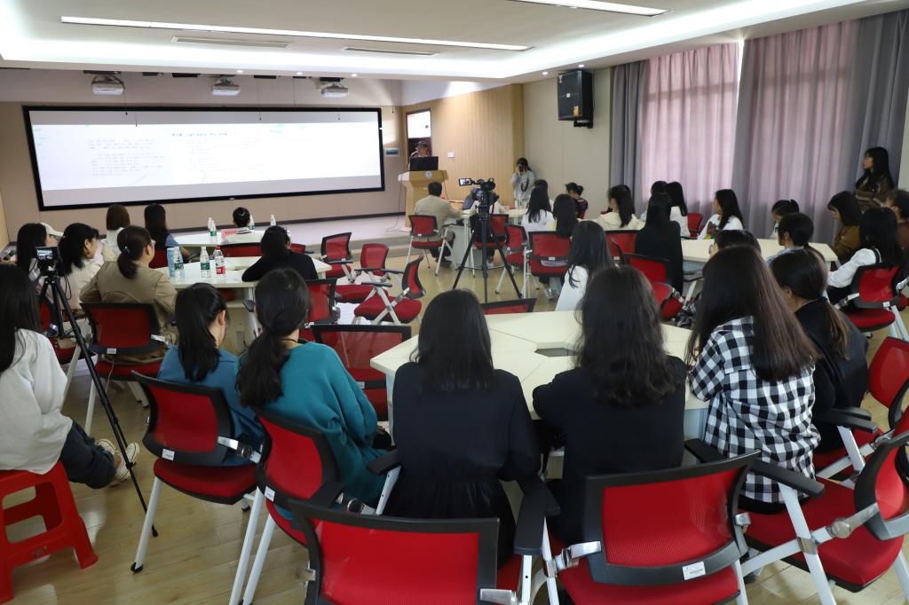 来自全校的200多名师生在仔细聆听讲座